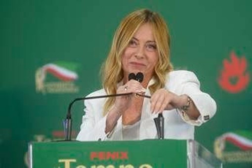 Meloni punge le opposizioni: "Non cantate 'Bollo ciao'?". E mette Vannacci nel mirino: "A scuola tetto a stranieri e stop al burqa" Meloni punge le opposizioni: "Non cantate 'Bollo ciao'?". E mette Vannacci nel mirino: "A scuola tetto a stranieri e stop al burqa"