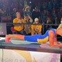 Cinque ore di... plank, 'super' atleta di 61 anni stabilisce il nuovo record del mondo