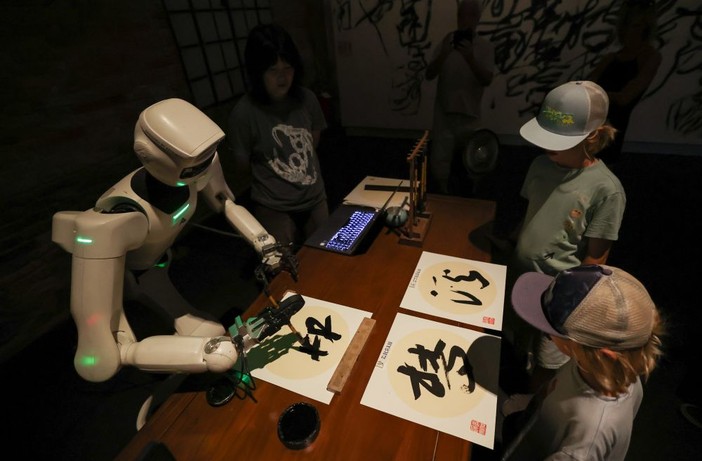 Biennale di Venezia, al padiglione cinese gli ideogrammi li scrive un robot