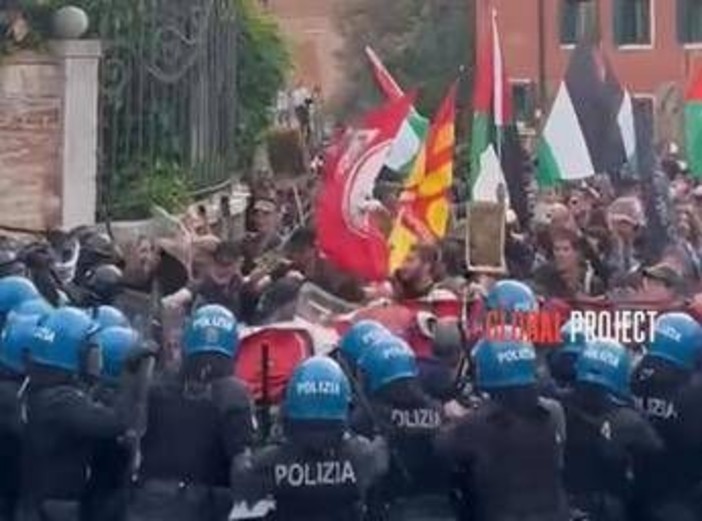 Biennale Arte, scontri tra polizia e pro Pal a Venezia. Serrata anti-Israele, chiusi 20 padiglioni