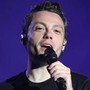 Tiziano Ferro fatica al concerto e preoccupa fan: "Che gli è successo?"