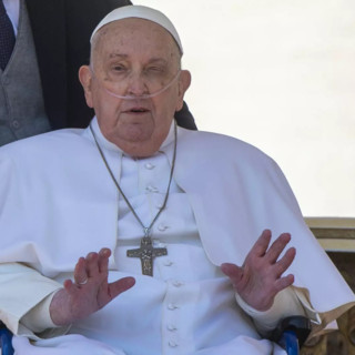 Papa Francesco appare a sorpresa in Piazza San Pietro “Buona domenica a tutti”