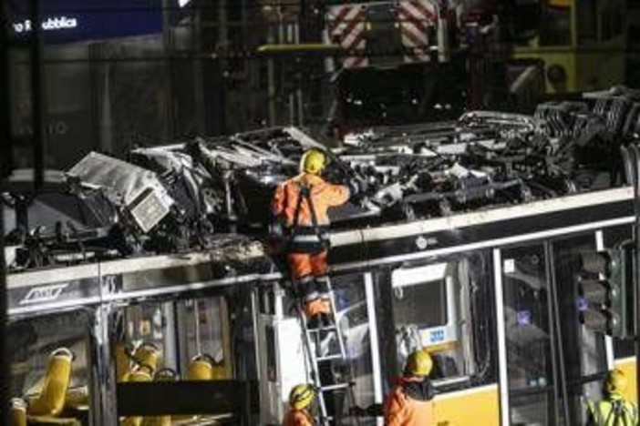 Tram deragliato a Milano, conducente indagato per disastro ferroviario