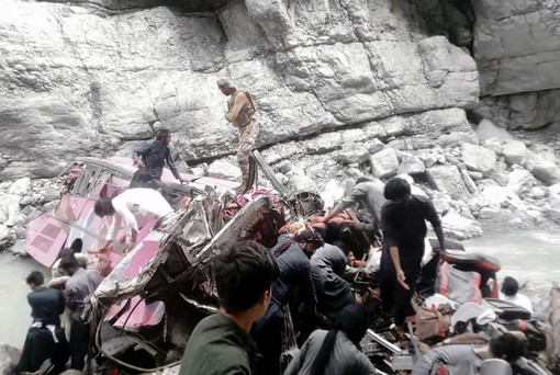 Bus precipita in un burrone in Pakistan, almeno 40 morti