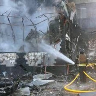 Ucraina sotto attacco, pioggia di droni e bombe russe: morti e decine di feriti Ucraina sotto attacco, pioggia di droni e bombe russe: morti e decine di feriti