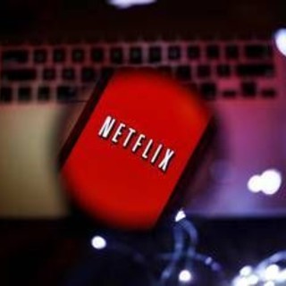 Netflix, l'acquisto di Warner Bros scuote il cinema Usa: timore di tagli a posti e sale