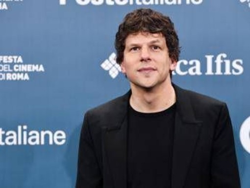 Eisenberg dribbla domanda su elezioni americane: "Provo disagio a parlarne". E Moore non risponde Eisenberg dribbla domanda su elezioni americane: "Provo disagio a parlarne". E Moore non risponde