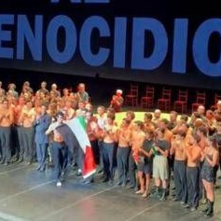 Roberto Bolle sul palco con bandiera Palestina, il messaggio per Gaza