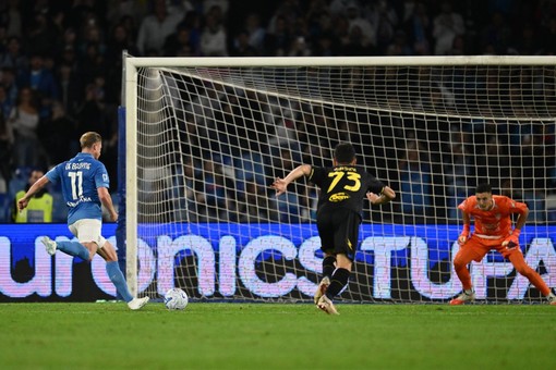 Doppietta De Bruyne e gol di Lang, al Maradona il Napoli batte 3-0 il Frosinone