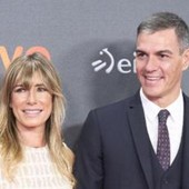 Spagna, rinviata a giudizio la moglie del premier Sanchez: passaporto ritirato Spagna, rinviata a giudizio la moglie del premier Sanchez: passaporto ritirato