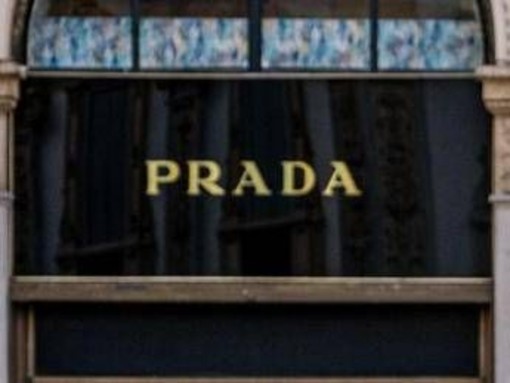 Prada: gruppo annuncia l’acquisizione di Versace da Capri Holdings per 1,25 mld