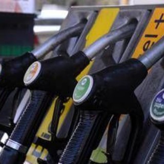 Benzina e diesel, prezzi calano ancora: verde ai minimi da oltre 4 anni Benzina e diesel, prezzi calano ancora: verde ai minimi da oltre 4 anni