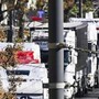 Caro carburanti, autotrasportatori sospendono sciopero dopo incontro a Palazzo Chigi. Via libera a nuovo decreto accise