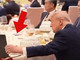 Trump apre il taccuino di Xi al banchetto di Stato, la 'sbirciatina' diventa virale