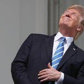 Trump, faccia a faccia con l'eclissi: occhi puntati al sole e niente occhiali Trump, faccia a faccia con l'eclissi: occhi puntati al sole e niente occhiali