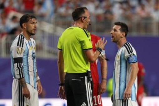 Argentina-Svizzera, rigore non dato e rosso a Embolo: proteste ai Mondiali Argentina-Svizzera, rigore non dato e rosso a Embolo: proteste ai Mondiali