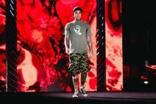 Fedez non si nasconde più, il bacio in Sardegna con Giulia Honegger