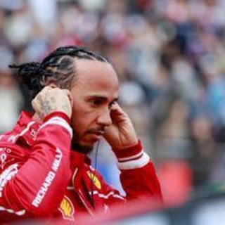 Ferrari, Hamilton furioso a Gedda: non saluta i fan e vola ai box - Video