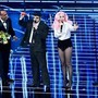 Sanremo 2026, TonyPitony e il caco sul palco: il significato del gesto Sanremo 2026, TonyPitony e il caco sul palco: il significato del gesto