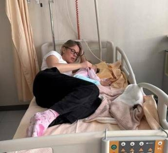 Federica Pellegrini in ospedale con la figlia: &quot;Ha avuto convulsioni febbrili&quot;