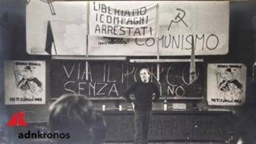 Dario Fo e l’attivismo politico nel '74, il fotografo Bordoni: "Nei miei scatti la sua magia" - Le immagini inedite