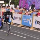 Un robot batte gli uomini (con record assurdo) nella mezza maratona di Pechino - Il video