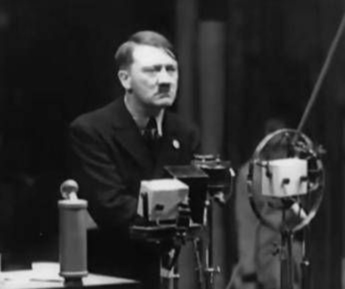 Hitler, un documentario svela i segreti: &quot;Aveva un solo testicolo. Nessun antenato ebreo&quot;