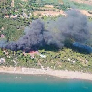 Fiamme nella pineta di Castiglione della Pescaia, 600 evacuati da un campeggio