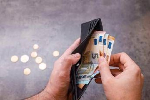 Quanto si indebitano gli italiani per vivere? L'analisi tra prestiti, mutui e stipendi fermi
