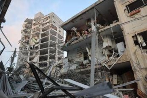 Israele-Iran, nuova notte di raid: Teheran colpisce Tel Aviv e Gerusalemme. Trump: &quot;Colpiremo, se attaccati&quot;