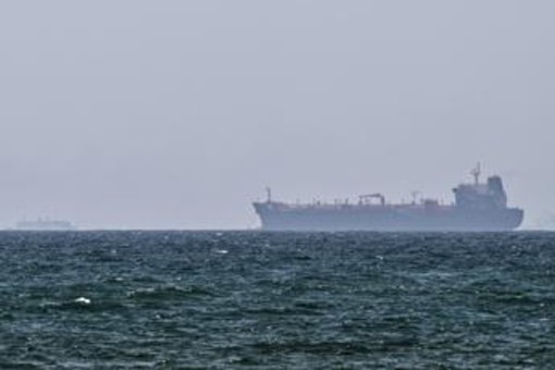 Iran, petroliera in fiamme al largo dell'Arabia Saudita: colpita da 'proiettile non identificato' Iran, petroliera in fiamme al largo dell'Arabia Saudita: colpita da 'proiettile non identificato'