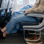 Lunghi viaggi in aereo? Guai a togliere le scarpe: i consigli anti trombosi Lunghi viaggi in aereo? Guai a togliere le scarpe: i consigli anti trombosi