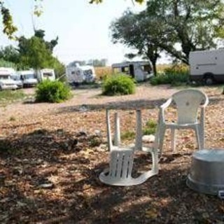 Donna investita e uccisa a Milano, famiglie dei minori alla guida dell'auto rubata lasciano il campo rom