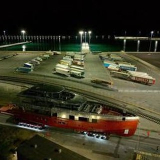 Porti, Adsp Mtcs: trasporto eccezionale per il primo yacht realizzato nel porto di Civitavecchia