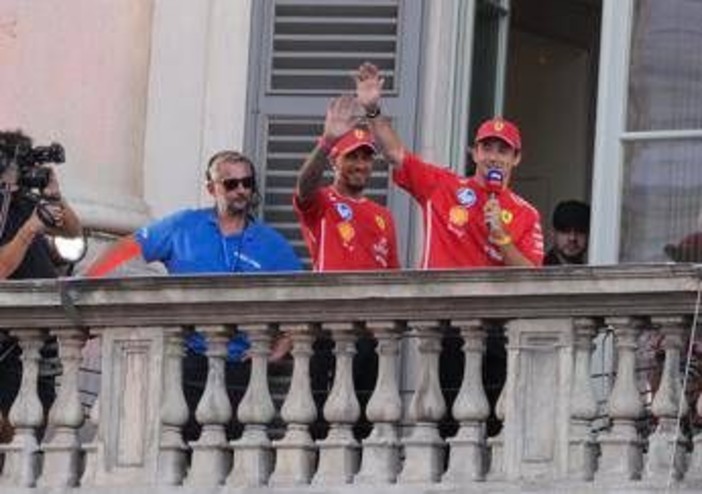 Gp Monza, Hamilton non firma il cappellino (Mercedes) al tifoso
