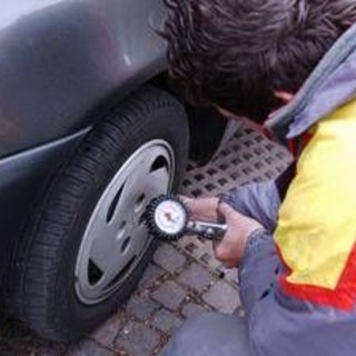 Auto, scatta il cambio gomme invernali 2025 ma occhio al fai da te