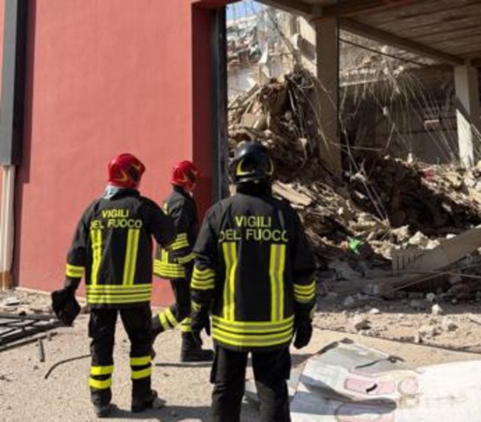 Crollo palazzina Messina, 6 dispersi: ricerche rese difficili da incendio che cova sotto le macerie