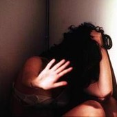 Tiktoker britannica rischia la fucilazione a Dubai, accusata di aver accoltellato il compagno