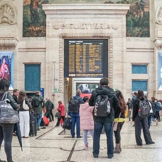 Al via lo sciopero generale. Si fermano scuola, treni e sanità