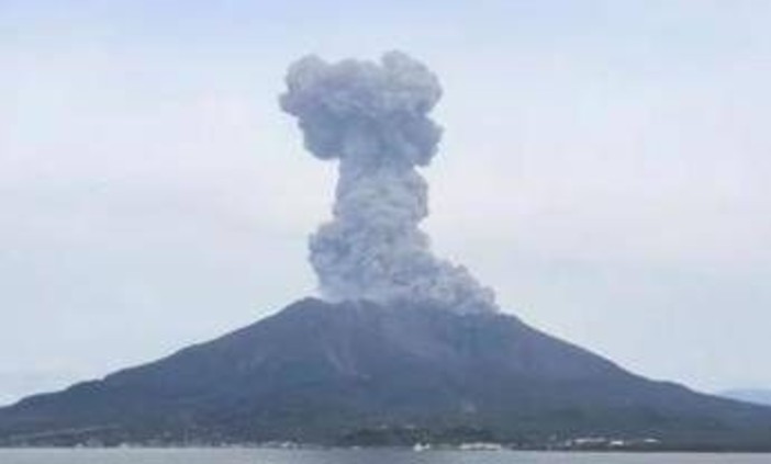 Il vulcano Sakurajima si 'risveglia': alta colonna di cenere e fumo Il vulcano Sakurajima si 'risveglia': alta colonna di cenere e fumo