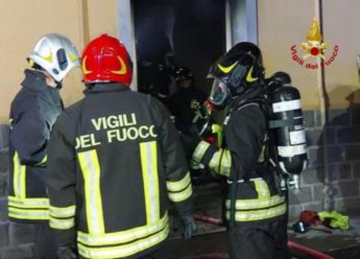 Bologna, incendio in palazzo di quattro piani: 7 adulti e due bambini in ospedale Bologna, incendio in palazzo di quattro piani: 7 adulti e due bambini in ospedale