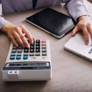 Dalla scuola alle bollette, stangata d'autunno da quasi 3.000 euro per le famiglie