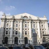 Attacco all'Iran, prezzi petrolio salgono ancora. Borse aprono in rosso Attacco all'Iran, prezzi petrolio salgono ancora. Borse aprono in rosso