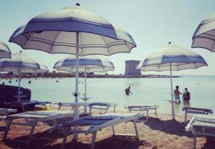 Spiagge vuote, tutta colpa del caro ombrellone? I balneari: &quot;Realtà è che famiglie non arrivano a fine mese&quot;