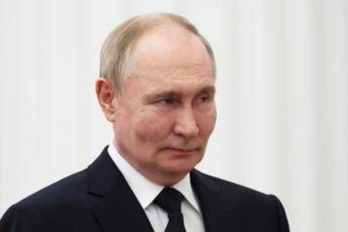 Mosca, droni ucraini contro aeroporti impediscono l'atterraggio di Putin