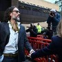 Processo a Russell Brand, la terza accusatrice in aula: "Ho chiuso gli occhi e ho cercato di non essere lì" Processo a Russell Brand, la terza accusatrice in aula: "Ho chiuso gli occhi e ho cercato di non essere lì"