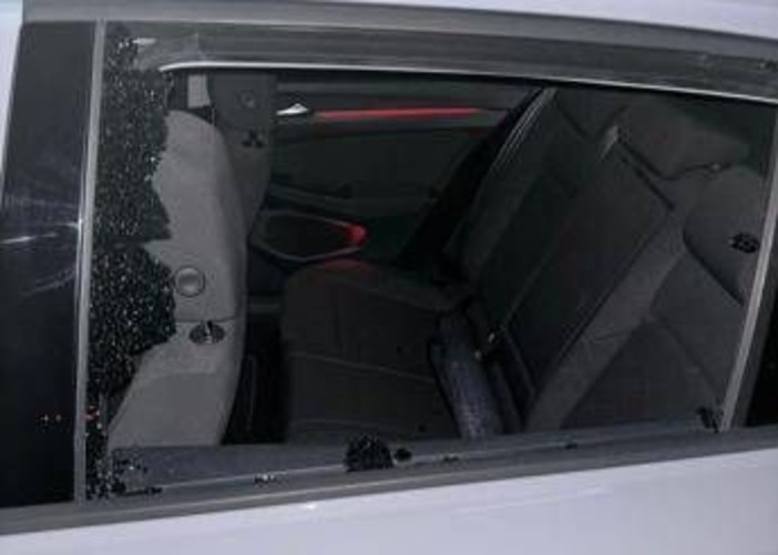 Ai Cancelli di Ostia finestrini distrutti e auto razziate, ladri (ancora) in azione al 'Mare di Roma'