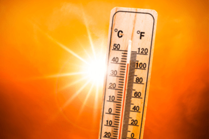 Caldo record e cambio armadio? 5 trucchi per farlo risparmiando in bolletta Caldo record e cambio armadio? 5 trucchi per farlo risparmiando in bolletta