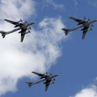 Caccia russi sui mari di Norvegia e Barents, 'aerei stranieri' li scortano