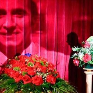 Pippo Baudo, benedizione feretro al Teatro delle Vittorie tra applausi e commozione